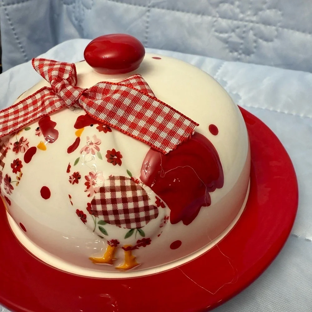 Luniz ceramic butter dish with a farmhouse-style floral chicken design